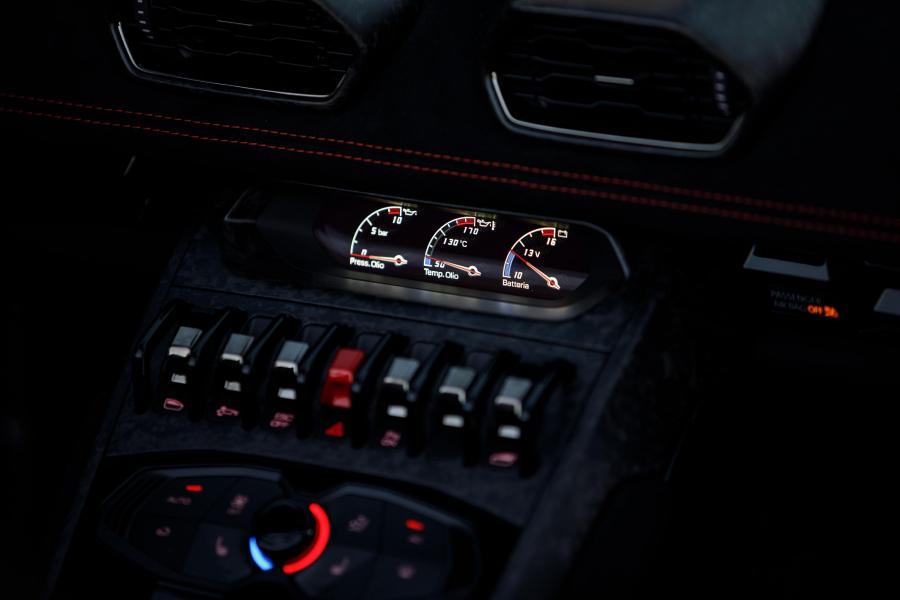 Детали интерьера Lamborghini Huracan Perfomante Spyder (LB724) 2018 года  (NA) (фото 2 из 14)